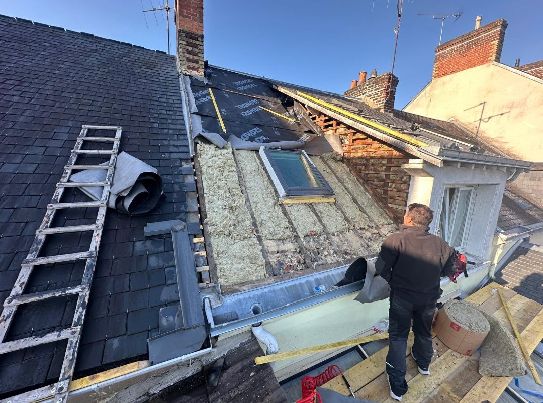 Renovation de toiture et pose de velux rivarennes 36800 avant